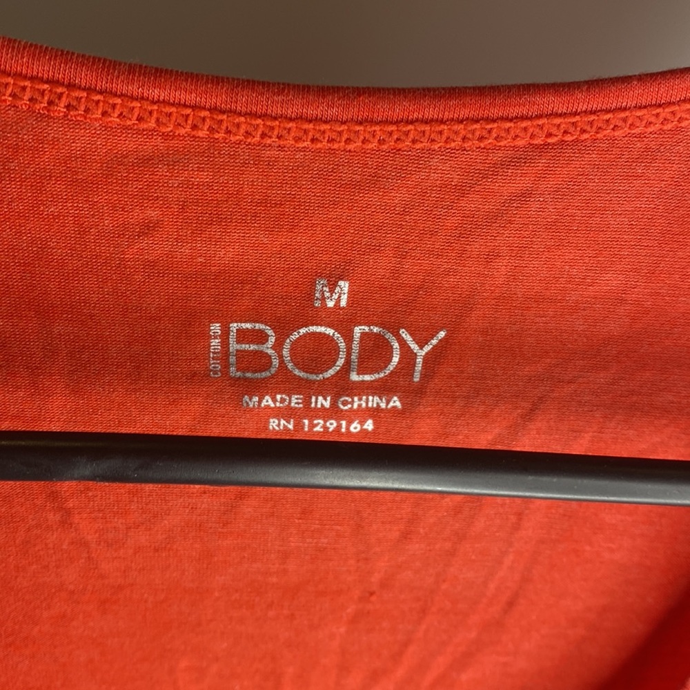 Super SOFT 🍊 reddish orange tshirt Cotton On Body Size Medium Like new ✨ Bright - Picture 4 of 6
